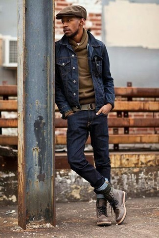С чем носить синюю джинсовую куртку мужчине в прохладную погоду в стиле смарт-кэжуал: Синяя джинсовая куртка и темно-синие джинсы будет замечательным вариантом для непринужденного ансамбля на каждый день. Думаешь сделать образ немного элегантнее? Тогда в качестве обуви к этому образу, выбери коричневые кожаные повседневные ботинки.