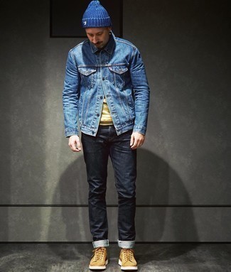 С чем носить джинсы в 30 лет мужчине осень: Удобное сочетание синей джинсовой куртки и джинсов поможет подчеркнуть твой личный стиль и выделиться из толпы. Хотел бы сделать лук немного элегантнее? Тогда в качестве дополнения к этому ансамблю, стоит выбрать светло-коричневые замшевые повседневные ботинки. Остановив выбор на таком осеннем ансамбле, будь уверен, ты будешь выглядеть на все сто.