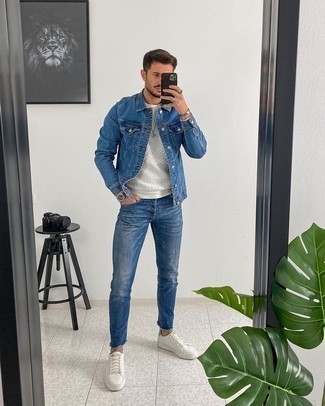С чем носить синие рваные джинсы в 30 лет мужчине в спортивном стиле: Если в одежде ты ценишь комфорт и функциональность, синяя джинсовая куртка и синие рваные джинсы — прекрасный выбор для привлекательного повседневного мужского ансамбля. Любители модных экспериментов могут завершить лук белыми кожаными низкими кедами, тем самым добавив в него немного нарядности.