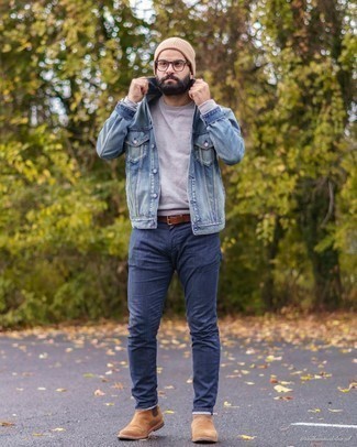 Как носить синие джинсы с коричневыми замшевыми ботинками челси в 30 лет мужчине: Лук из голубой джинсовой куртки и синих джинсов позволит выглядеть стильно, но при этом подчеркнуть твой личный стиль. Почему бы не привнести в этот ансамбль на каждый день чуточку стильной строгости с помощью коричневых замшевых ботинок челси?