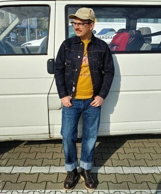Какие джинсы носить с желтым свитшотем в 30 лет мужчине осень: Желтый свитшот и джинсы — прекрасная формула для создания стильного и несложного образа. Хочешь добавить в этот наряд немного классики? Тогда в качестве обуви к этому луку, выбирай темно-коричневые кожаные повседневные ботинки. Без сомнений, подобное сочетание вещей будет выглядеть отлично в ясный осенний день.