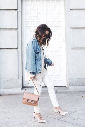С чем носить белые кожаные туфли: Голубая джинсовая куртка и белые джинсы скинни будет отличной идеей для непринужденного повседневного лука. Вкупе с этим образом чудесно будут выглядеть белые кожаные туфли.