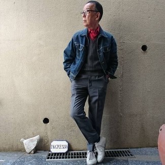 С чем носить джинсовую куртку за 60 лет мужчине осень в стиле смарт-кэжуал: Джинсовая куртка в паре с темно-серыми классическими брюками поможет создать стильный и мужественный образ. Серые низкие кеды из плотной ткани помогут сделать образ не таким официальным. Как по нам, так это здоровский выбор в непогожий осенний день.
