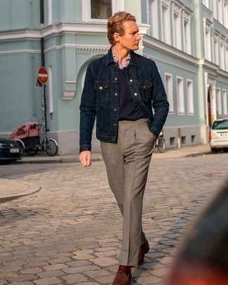 С чем носить темно-синюю джинсовую куртку мужчине осень в деловом стиле: Темно-синяя джинсовая куртка и коричневые классические брюки — отличный пример элегантного мужского стиля. Очень органично здесь смотрятся коричневые замшевые лоферы. Такой лук позволит создать уютное осеннее настроение, даже если на улице сыро и уныло.