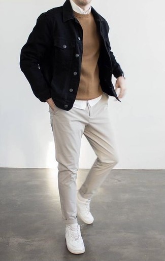 Как носить серые брюки чинос с белыми низкими кедами: Черная джинсовая куртка и серые брюки чинос — превосходный вариант для простого, но стильного мужского ансамбля. Закончи образ белыми низкими кедами, если не хочешь, чтобы он получился слишком претенциозным.
