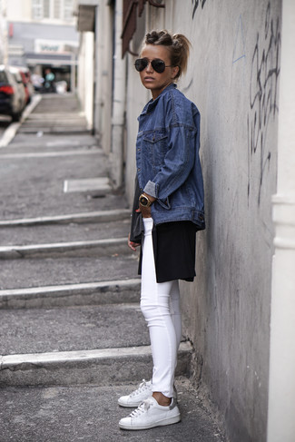 С чем носить белые кожаные низкие кеды в 20 лет женщине в теплую погоду: Дуэт синей джинсовой куртки и белых джинсов скинни позволит создать интересный образ в повседневном стиле. В тандеме с этим образом великолепно будут выглядеть белые кожаные низкие кеды.
