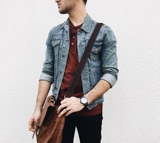 С чем носить темно-коричневую сумку в 20 лет мужчине в теплую погоду в стиле кэжуал: Если ты предпочитаешь не воспринимать моду слишком серьезно, тебе понравится этот образ из синей джинсовой куртки и темно-коричневой сумки.
