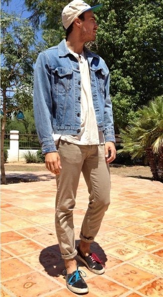 Какие брюки чинос носить с темно-синей джинсовой курткой в 30 лет лето: Темно-синяя джинсовая куртка в сочетании с брюками чинос продолжает нравиться стильным мужчинам. Черные плимсоллы становятся хорошим завершением твоего образа. Хорошо помнить о таком образе, особенно когда за окном 25 градусов жары, а то и больше.