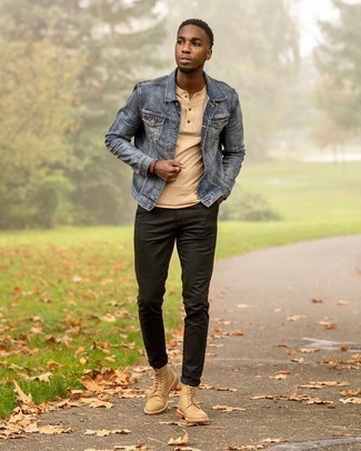 Какие джинсовые куртки носить с светло-коричневыми повседневными ботинками в 20 лет мужчине: Тандем джинсовой куртки и черных брюк чинос поможет составить необыденный мужской лук в стиле casual. Завершив образ светло-коричневыми повседневными ботинками, получим неожиданный результат.
