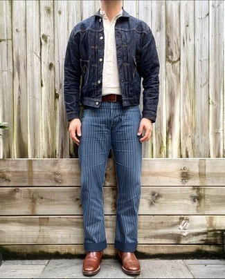 С чем носить темно-сине-белые брюки в вертикальную полоску мужчине: Образ из темно-синей джинсовой куртки и темно-сине-белых брюк в вертикальную полоску позволит создать интересный мужской образ в расслабленном стиле. Этот лук обретет новое прочтение в сочетании с коричневыми кожаными ботинками челси.