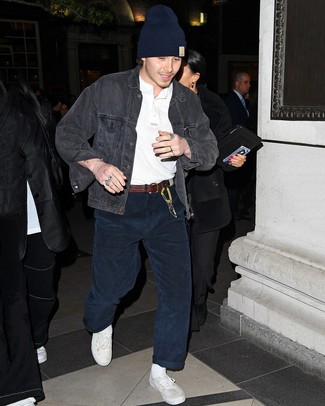 Как Brooklyn Beckham носит Темно-серая джинсовая куртка, Белая футболка на пуговицах, Темно-синие вельветовые джинсы, Белые низкие кеды из плотной ткани