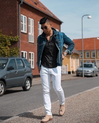 С чем носить белые джинсы мужчине: Темно-синяя джинсовая куртка и белые джинсы — обязательные элементы в гардеробе молодых людей с хорошим чувством стиля. Немного строгости и классики ансамблю добавит пара бежевых замшевых лоферов с кисточками.
