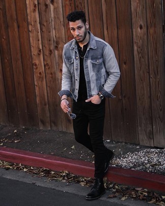 С чем носить темно-серую джинсовую куртку мужчине: Если ты любишь выглядеть с иголочки, чувствуя себя при этом комфортно и нескованно, стоит опробировать это сочетание темно-серой джинсовой куртки и черных джинсов. Хочешь сделать лук немного строже? Тогда в качестве дополнения к этому луку, обрати внимание на черные кожаные повседневные ботинки.
