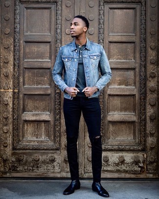 С чем носить темно-синие рваные зауженные джинсы в 20 лет мужчине в теплую погоду: Если в одежде ты делаешь ставку на комфорт и функциональность, синяя джинсовая куртка и темно-синие рваные зауженные джинсы — прекрасный вариант для привлекательного мужского образа на каждый день. Любители экспериментировать могут дополнить ансамбль черными кожаными ботинками челси, тем самым добавив в него чуточку классики.