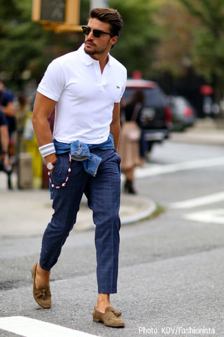 Как носить белую футболку-поло с синей джинсовой курткой в 30 лет мужчине: Синяя джинсовая куртка в паре с белой футболкой-поло позволит создать стильный мужской ансамбль. Если ты любишь смелые решения в своих ансамблях, закончи этот коричневыми замшевыми лоферами с кисточками.