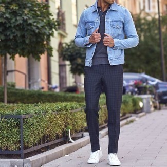 С чем носить голубую джинсовую куртку мужчине: Поклонникам стиля кэжуал полюбится тандем голубой джинсовой куртки и темно-синих брюк чинос в клетку. Белые низкие кеды из плотной ткани — идеальный вариант, чтобы закончить образ.