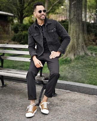 С чем носить темно-серую джинсовую куртку мужчине: Темно-серая джинсовая куртка и черные брюки чинос — прекрасный вариант для простого, но модного мужского образа. Почему бы не привнести в этот ансамбль чуточку расслабленности с помощью светло-коричневых низких кед из плотной ткани?
