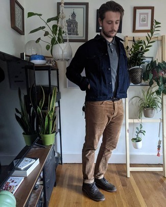 С чем носить синюю джинсовую куртку в 30 лет мужчине в теплую погоду: Несмотря на свою легкость, сочетание синей джинсовой куртки и коричневых вельветовых джинсов неизменно нравится стильным молодым людям, а также покоряет сердца барышень. Теперь почему бы не привнести в повседневный образ немного консерватизма с помощью темно-зеленых замшевых туфель дерби?