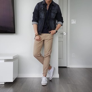 С чем носить серую джинсовую куртку мужчине: Серая джинсовая куртка и светло-коричневые джинсы — прекрасная идея для несложного, но стильного мужского образа. В сочетании с этим образом органично будут смотреться белые низкие кеды из плотной ткани.