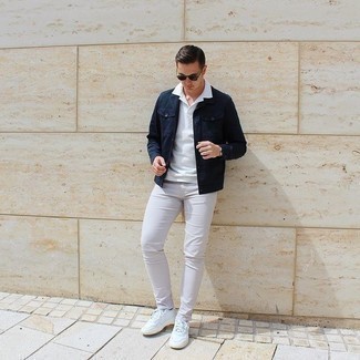 Какие джинсы носить с белыми низкими кедами мужчине: Темно-синяя джинсовая куртка и джинсы прочно обосновались в гардеробе многих молодых людей, помогая создавать запоминающиеся и практичные ансамбли. В тандеме с этим ансамблем наиболее уместно выглядят белые низкие кеды.