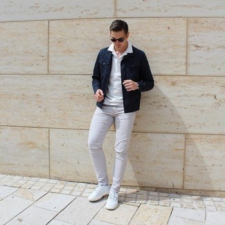 Какие джинсовые куртки носить с белой футболкой-поло мужчине в теплую погоду: Джинсовая куртка и белая футболка-поло — практичные инвестиции в твой гардероб. Вкупе с этим образом выигрышно будут выглядеть белые кожаные низкие кеды.