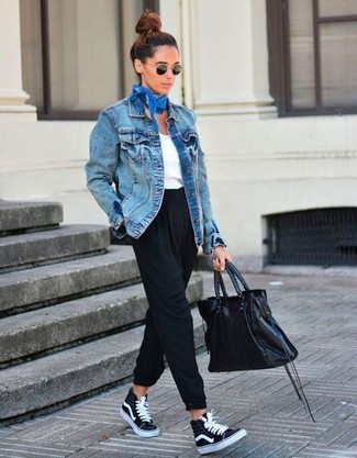 С чем носить черные высокие кеды из плотной ткани женщине: Дуэт синей джинсовой куртки и черных брюк-галифе смотрится очень круто и необычно. Если подобный наряд кажется слишком дерзким, сбалансируй его черными высокими кедами из плотной ткани.