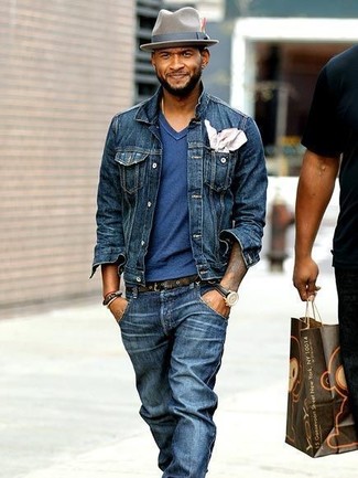 Как Usher носит Темно-синяя джинсовая куртка, Синяя футболка с v-образным вырезом, Темно-синие джинсы, Серая шерстяная шляпа