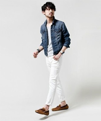 С чем носить мокасины в 30 лет мужчине в стиле кэжуал: Темно-синяя джинсовая куртка и белые джинсы — обязательные составляющие в гардеробе парней с отменным вкусом в одежде. Мокасины великолепно дополнят этот образ.