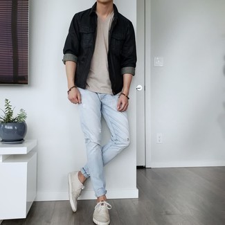 Какие низкие кеды носить с черной джинсовой курткой в 30 лет мужчине в спортивном стиле: Если ты делаешь ставку на удобство и функциональность, черная джинсовая куртка и голубые рваные джинсы — прекрасный выбор для стильного мужского лука на каждый день. Преобразить лук и добавить в него чуточку классики помогут низкие кеды.