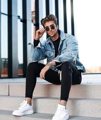 С чем носить голубую джинсовую куртку в 20 лет мужчине: Голубая джинсовая куртка и черные брюки карго — хороший образ, если ты хочешь составить простой, но в то же время стильный мужской образ. Что до обуви, белые кожаные низкие кеды — наиболее уместный вариант.