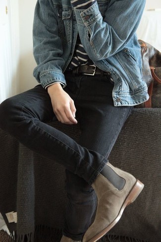 С чем носить светло-коричневые ботинки челси в 20 лет мужчине в теплую погоду: Несмотря на то, что это достаточно легкий образ, тандем голубой джинсовой куртки и темно-серых джинсов приходится по душе стильным молодым людям, покоряя при этом сердца прекрасных дам. Думаешь привнести в этот лук нотку элегантности? Тогда в качестве обуви к этому луку, выбирай светло-коричневые ботинки челси.