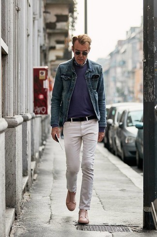 С чем носить бежевые кожаные слипоны за 50 лет мужчине в теплую погоду: Окружающие оценят твое чувство стиля, если увидят тебя в синей джинсовой куртке и белых джинсах. Весьма недурно здесь будут смотреться бежевые кожаные слипоны.