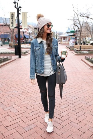 Как носить белые низкие кеды с синей джинсовой курткой женщине: Если в одежде ты ценишь удобство и практичность, синяя джинсовая куртка и черные рваные джинсы скинни — прекрасный вариант для стильного повседневного лука. Очень органично здесь будут выглядеть белые низкие кеды.