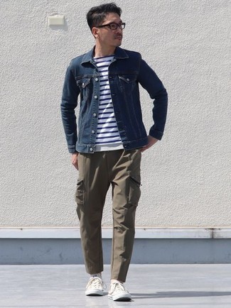 Как носить джинсовую куртку с брюками карго за 40 лет: Джинсовая куртка и брюки карго — необходимые вещи в арсенале стильного мужчины. Бежевые низкие кеды из плотной ткани станут отличным дополнением к твоему образу.