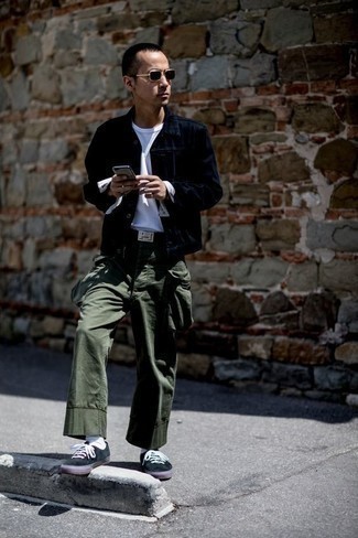 С чем носить оливковые брюки карго в 30 лет в теплую погоду: Темно-синяя джинсовая куртка и оливковые брюки карго — отличный выбор, если ты хочешь создать расслабленный, но в то же время модный мужской лук. Вкупе с этим ансамблем стильно выглядят черные низкие кеды из плотной ткани.