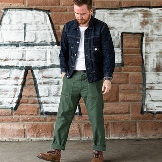 Модный лук: темно-синяя джинсовая куртка, белая футболка с круглым вырезом, темно-зеленые брюки чинос, коричневые кожаные туфли дерби