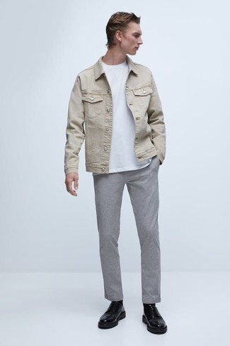Модный лук: бежевая джинсовая куртка, белая футболка с круглым вырезом, серые брюки чинос, черные кожаные туфли дерби
