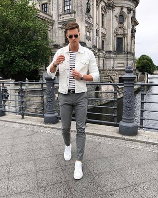 С чем носить белые низкие кеды в 20 лет мужчине: Белая джинсовая куртка и серые брюки чинос — необходимые элементы в гардеробе парней с чувством стиля. Любишь поэкспериментировать? Заверши лук белыми низкими кедами.