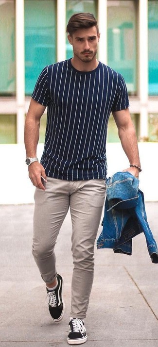 С чем носить темно-коричневый браслет в 20 лет мужчине в стиле кэжуал: Если ты наметил себе суматошный день, сочетание синей джинсовой куртки и темно-коричневого браслета позволит создать удобный лук в непринужденном стиле. Почему бы не добавить в повседневный образ немного изысканности с помощью черных низких кед из плотной ткани?
