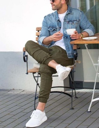 С чем носить темно-зеленые брюки чинос в 30 лет лето в стиле кэжуал: Составив образ из синей джинсовой куртки и темно-зеленых брюк чинос, можно спокойно идти на свидание с девушкой или встречу с приятелями в непринужденной обстановке. Чтобы привнести в образ немного легкости , на ноги можно надеть белые кроссовки. Такое сочетание одежды точно поможет перенести изнуряющую летнюю жару.