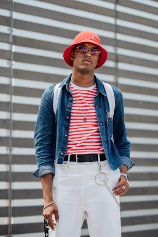 Модный лук: синяя джинсовая куртка, бело-красная футболка с круглым вырезом в горизонтальную полоску, белые брюки чинос, белый рюкзак из плотной ткани