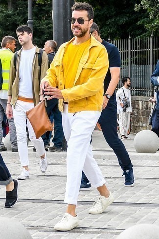 С чем носить желтую джинсовую куртку в 30 лет мужчине в теплую погоду: Желтая джинсовая куртка и белые брюки чинос прочно обосновались в гардеробе современных парней, позволяя составлять яркие и практичные образы. Чтобы добавить в ансамбль чуточку непринужденности , на ноги можно надеть белые кожаные низкие кеды.