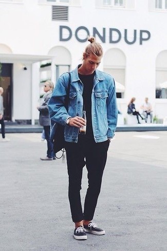 Какие джинсовые куртки носить с черными брюками чинос: Дуэт джинсовой куртки и черных брюк чинос поможет подчеркнуть твой индивидуальный стиль. Если ты любишь более практичную обувь, лучше остановить свой выбор на черно-белых низких кедах из плотной ткани.