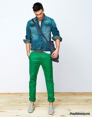 Модный лук: синяя джинсовая куртка, белая футболка с круглым вырезом, зеленые брюки чинос, серые слипоны из плотной ткани