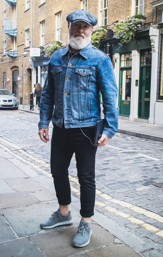С чем носить синюю джинсовую куртку за 60 лет мужчине: Синяя джинсовая куртка в сочетании с черными брюками чинос поможет выразить твой индивидуальный стиль и выигрышно выделиться из общей массы. Создать интересный контраст с остальными составляющими этого лука помогут голубые кроссовки.