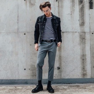 Модный лук: темно-серая джинсовая куртка, бело-темно-синяя футболка с круглым вырезом в горизонтальную полоску, серые брюки чинос, черные кожаные туфли дерби