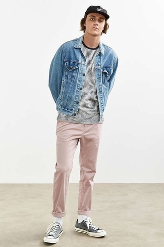 Модный лук: голубая джинсовая куртка, черно-белая футболка с круглым вырезом в горизонтальную полоску, розовые брюки чинос, темно-серые низкие кеды из плотной ткани