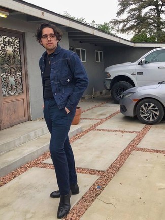 Как носить джинсовую куртку с ботинками челси в 20 лет мужчине в теплую погоду: Джинсовая куртка и темно-синие брюки чинос будет замечательным вариантом для легкого ансамбля на каждый день. Если ты любишь смелые решения в своих луках, заверши этот ботинками челси.