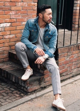 Модный лук: синяя джинсовая куртка, серая футболка с круглым вырезом, серые брюки чинос, белые низкие кеды из плотной ткани