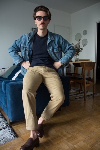 Как носить джинсовую куртку с лоферами мужчине: Если у тебя творческое место работы, обрати внимание на это дуэт джинсовой куртки и светло-коричневых брюк чинос. Любишь незаезженные луки? Заверши ансамбль лоферами.
